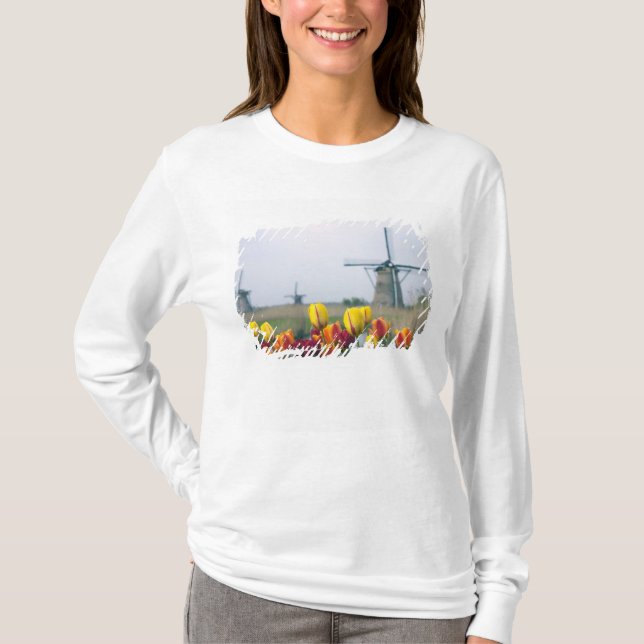 T-shirt Moulins à vent et tulipes le long du canal à (Devant)