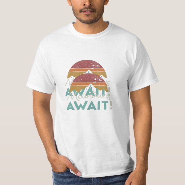 T-shirt Mountains Await." en multicolor (Devant)
