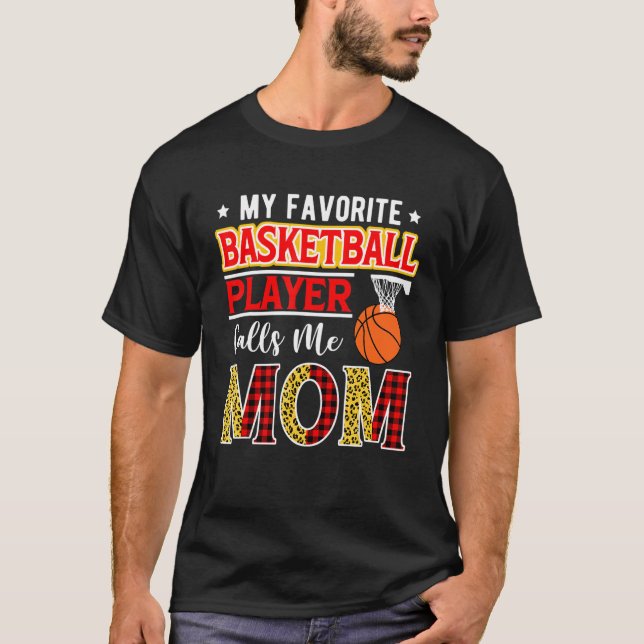 T-shirt My Favorite Basketball Player Calls Me Mom Mother' (Devant)