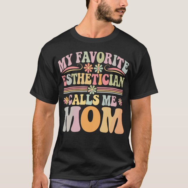 T-shirt My Favorite Esthetician Calls Me Mom Groovy Mother (Devant)
