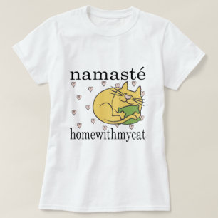 T - Shirt-Namaste-Zuhause mit CAT-Rosa-Herz T-Shirt