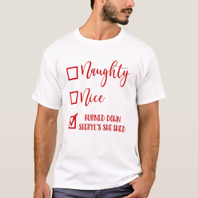 T-shirt Naughty Nice a brûlé le shed She Shed de Sheryl (Devant)