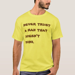 T-shirt Ne faites jamais confiance à un homme qui ne boit