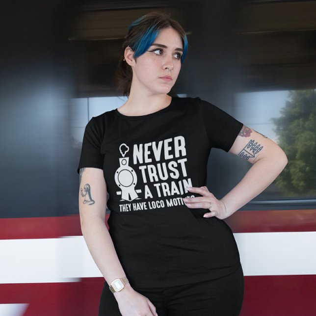 T-shirt Ne jamais faire confiance à un train (Never Trust A Train They Have Loco Motives)