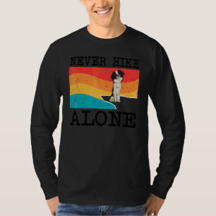 T-shirt Ne jamais faire de randonnée seul graphique chin j