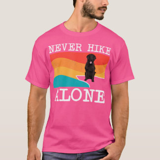 T-shirt Ne jamais faire de randonnée seule Retriever à rev