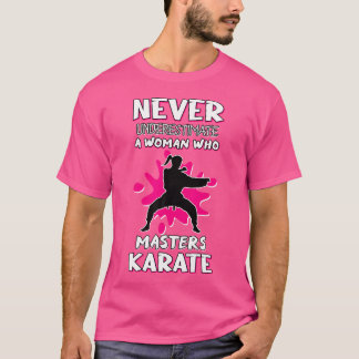 T-shirt Ne jamais sous-estimer la femme qui maîtrise le ka
