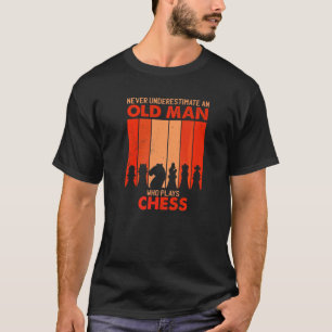 T-shirt Ne jamais sous-estimer le Vieil Homme joue aux éch
