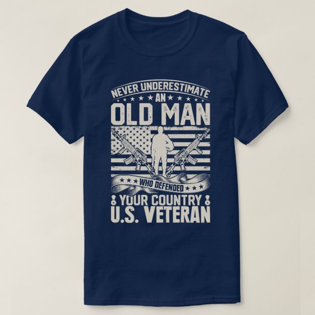 T-shirt Ne jamais sous-estimer un vieil homme qui défend v (Design devant)