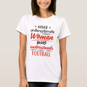 T-shirt Ne jamais sous-estimer une femme comprend le footb