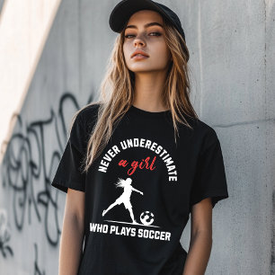 T-shirt Ne jamais sous-estimer une fille qui joue au footb
