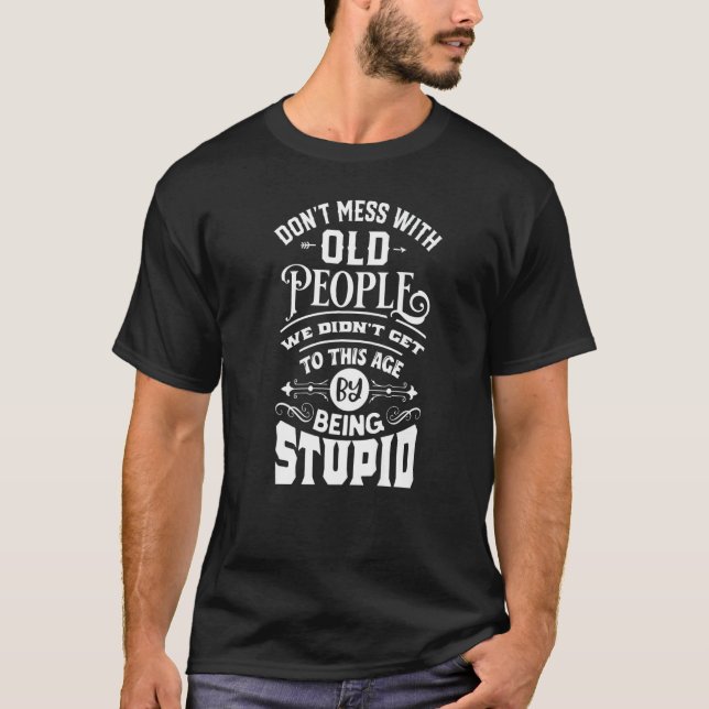 T-shirt Ne manquez pas avec les personnes âgées Nous ne so (Devant)