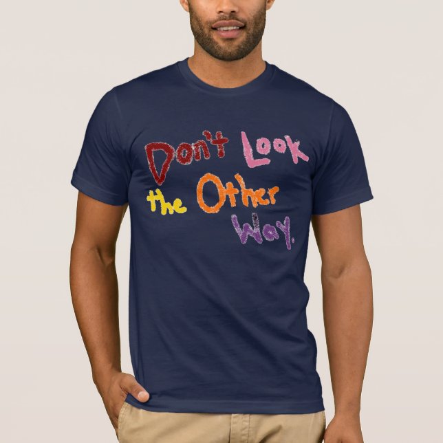 T-shirt Ne regardez pas l'autre chemise de manière (Devant)