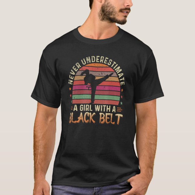 T-shirt Ne Sous-Estimez Jamais La Fille Avec Une Ceinture  (Devant)