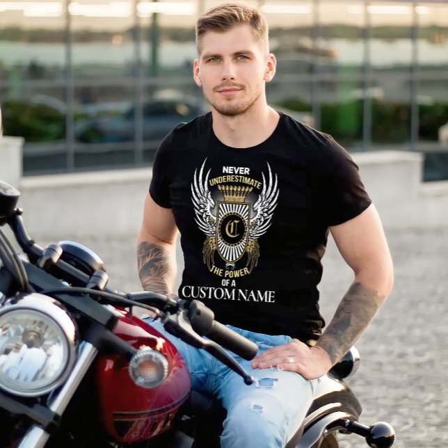 T-shirt Ne sous-estimez jamais la puissance du nom de fami (Créateur téléchargé)