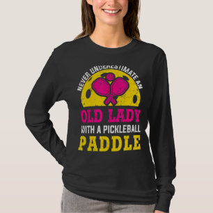 T-shirt Ne Sous-Estimez Jamais La Vieille Dame Avec Un Pic