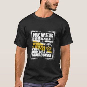 T-shirt Ne Sous-Estimez Jamais Le Courage Des Femmes Et Un