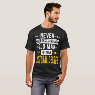 T-shirt Ne sous-estimez jamais un vieil homme avec un