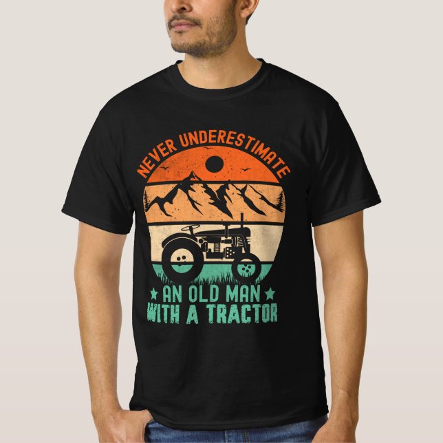 T-shirt ne sous-estimez jamais un vieil homme avec un trac (Devant)