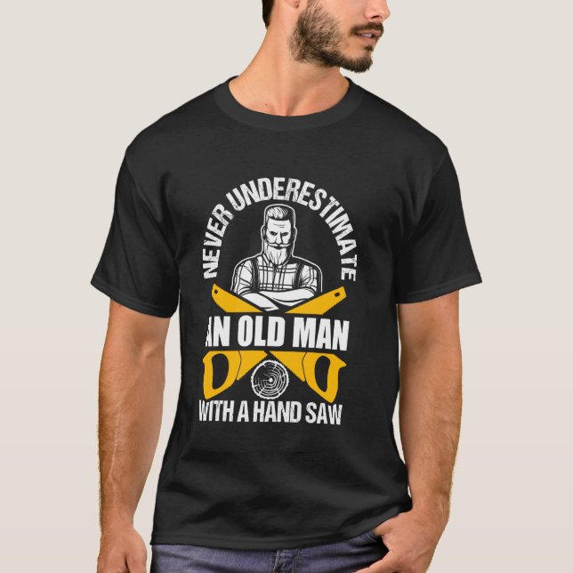 T-shirt Ne sous-estimez jamais un vieil homme avec une sci (Devant)