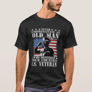 T-shirt Ne sous-estimez jamais un vieil homme qui a défend