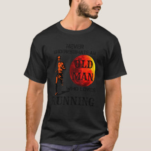 T-shirt Ne sous-estimez jamais un vieil homme qui aime cou