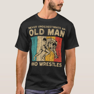 T-shirt Ne sous-estimez jamais un vieil homme qui lutte Lu