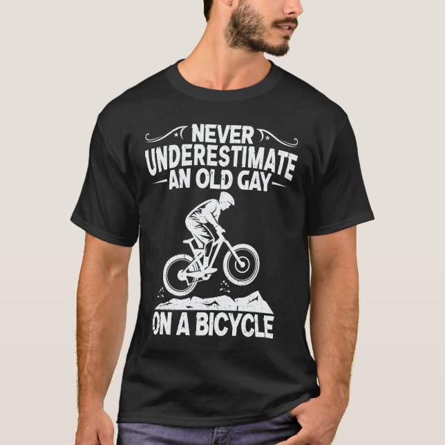 T-shirt Ne Sous-Estimez Jamais Un Vieux Gars Sur Un Cadeau (Devant)