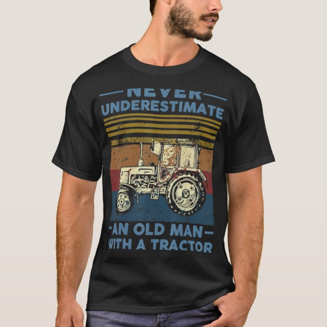 T-shirt Ne Sous-Estimez Jamais Un Vieux Homme Avec Un Trac (Devant)
