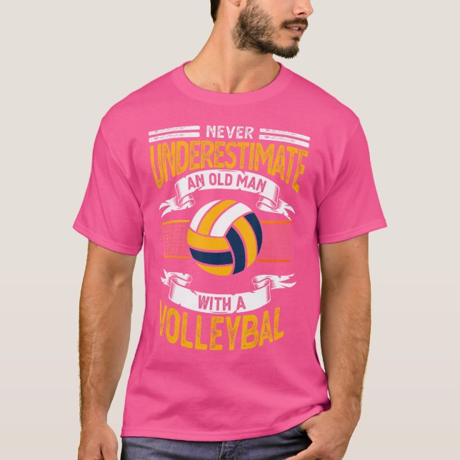 T-shirt Ne Sous-Estimez Jamais Un Vieux Homme Avec Un Voll (Devant)