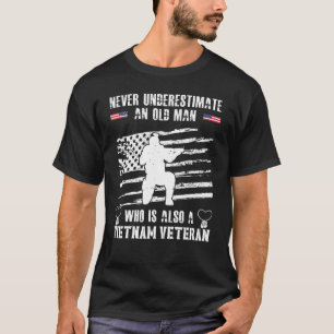 T-shirt Ne Sous-Estimez Jamais Un Vieux Homme Qui Est Égal