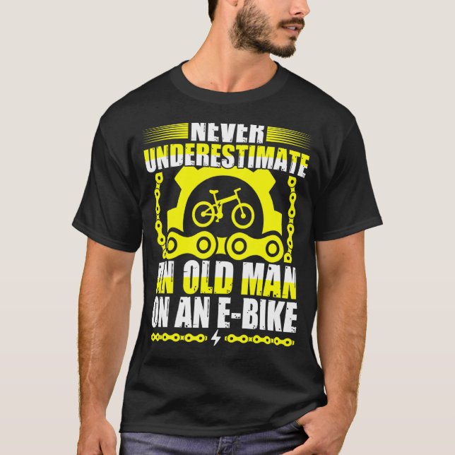 T-shirt Ne Sous-Estimez Jamais Un Vieux Homme Sur Un Vélo  (Devant)