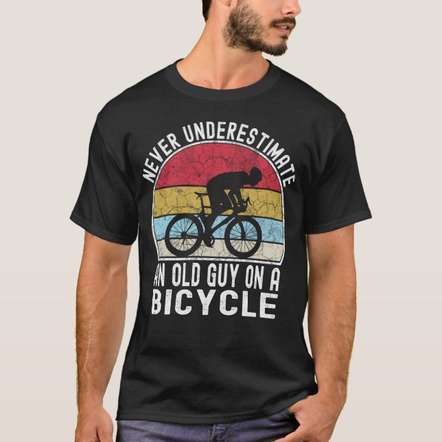 T-shirt Ne Sous-Estimez Jamais Un Vieux Homme Sur Un Vélo  (Devant)