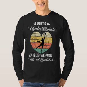 T-shirt Ne Sous-Estimez Jamais Une Femme Avec Un Basket-Ba