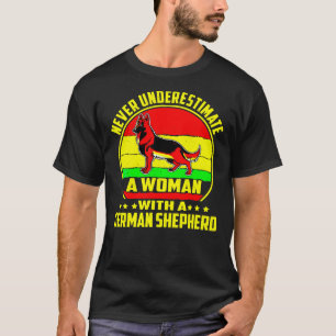 T-shirt Ne Sous-Estimez Jamais Une Femme Avec Un Berger Al