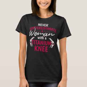 T-shirt Ne Sous-Estimez Jamais Une Femme Avec Un Genou En 