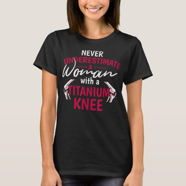 T-shirt Ne Sous-Estimez Jamais Une Femme Avec Un Genou En  (Devant)