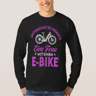 T-shirt Ne sous-estimez jamais une femme avec un vélo élec