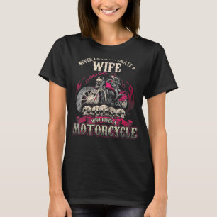 T-shirt Ne Sous-Estimez Jamais Une Femme Qui Dirige Une Mo