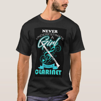 T-shirt Ne Sous-Estimez Jamais Une Fille Avec Un Clarinet