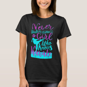 T-shirt Ne sous-estimez jamais une fille qui connaît la ci