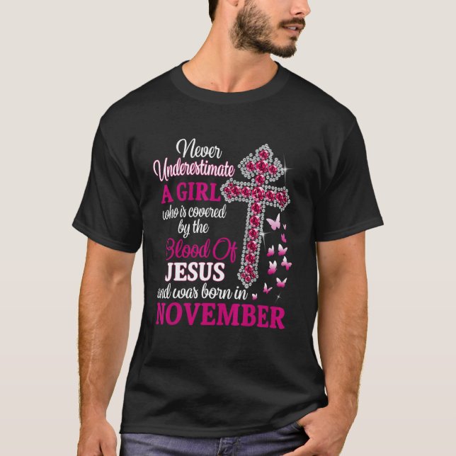 T-shirt Ne sous-estimez jamais une fille qui est couverte  (Devant)