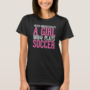 T-shirt Ne Sous-Estimez Jamais Une Fille Qui Joue Au Footb