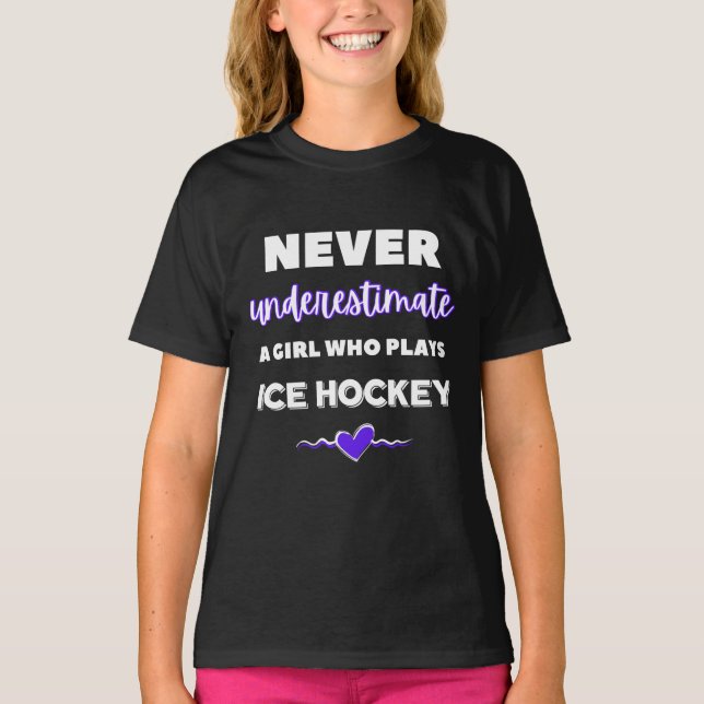 T-shirt Ne sous-estimez jamais une fille qui joue au hocke (Devant)