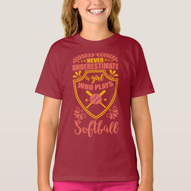 T-shirt Ne Sous-Estimez Jamais Une Fille Qui Joue Au Softb (Devant)