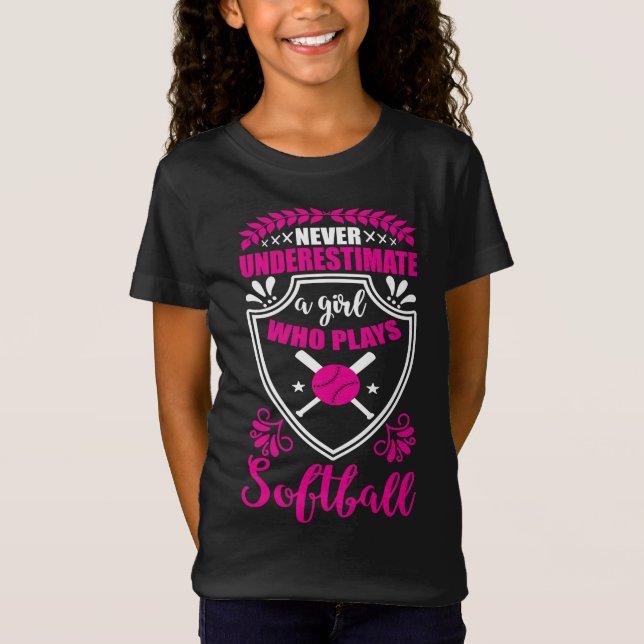 T-Shirt Ne Sous-Estimez Jamais Une Fille Qui Joue Au Softb (Devant)