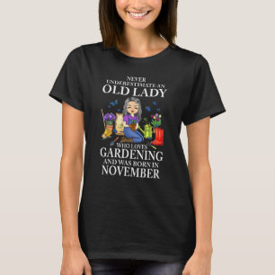 T-shirt Ne sous-estimez jamais une vieille dame qui aime j