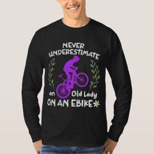 T-shirt Ne sous-estimez jamais une vieille dame sur un Ebi