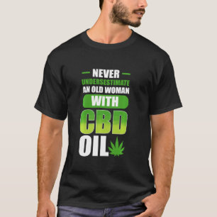 T-shirt Ne Sous-Estimez Jamais Une Vieille Femme À L'Huile