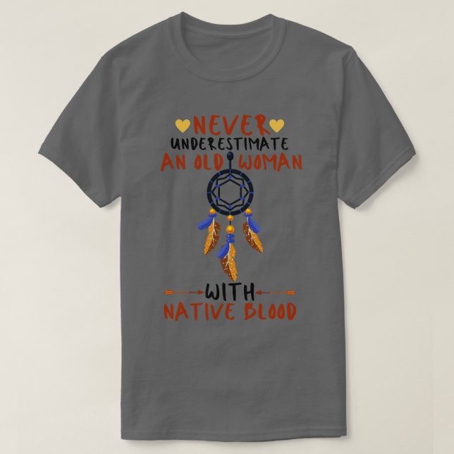 T-shirt Ne Sous-Estimez Jamais Une Vieille Femme Avec Du S (Design devant)